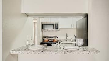 Refrigerador, microondas, horno y parrilla de estufa