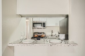 Réfrigérateur, four à micro-ondes, un four, surface de cuisson