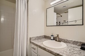 Hair dryer, towels, soap, shampoo - Cozy Apartment with Stunning Amenities. Amazing LOCATION (Tucson)