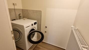 Dusche, Haartrockner, Handtücher, Seife