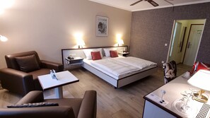 2 habitaciones, caja de seguridad en la habitación y escritorio 