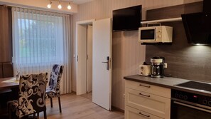 Een koelkast, een magnetron, een oven, een kookplaat