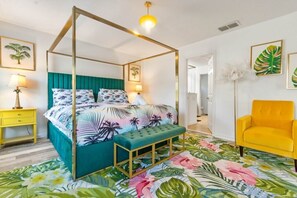 4 bedrooms, iron/ironing board, WiFi, bed sheets - Luxury Oasis Hideaway - Brand New Disney Home (Davenport)
