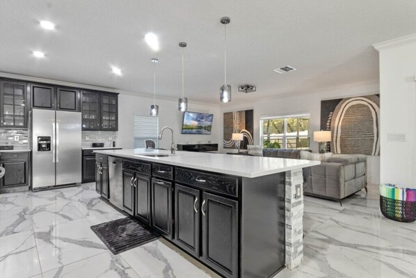 Réfrigérateur, micro-ondes, four, plaque de cuisson