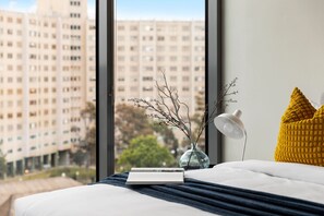 2 slaapkamers, een bureau, een strijkplank/strijkijzer, reisbedje