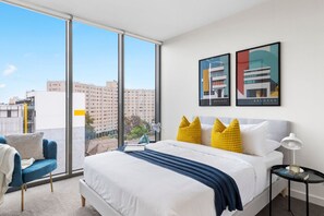 2 soverom, skrivebord, strykejern/-brett og reiseseng for barn