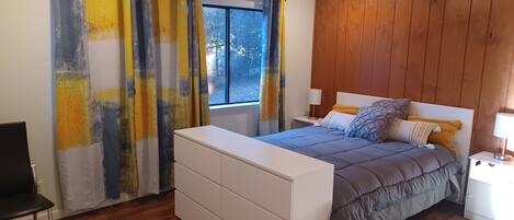 2 bedrooms, desk, iron/ironing board, WiFi