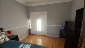 2 bedrooms, desk, iron/ironing board, WiFi
