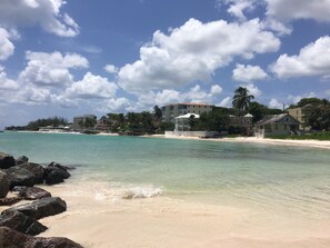En la playa, camastros y toallas de playa 
