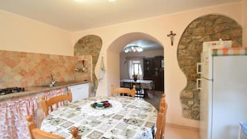 Frigorífico, placa de cocina y lavavajillas