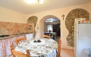Frigorífico, placa de cocina, lavavajillas y utensilios de cocina
