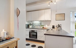 Frigorífic, placa de cuina, rentaplats i cafetera i tetera 