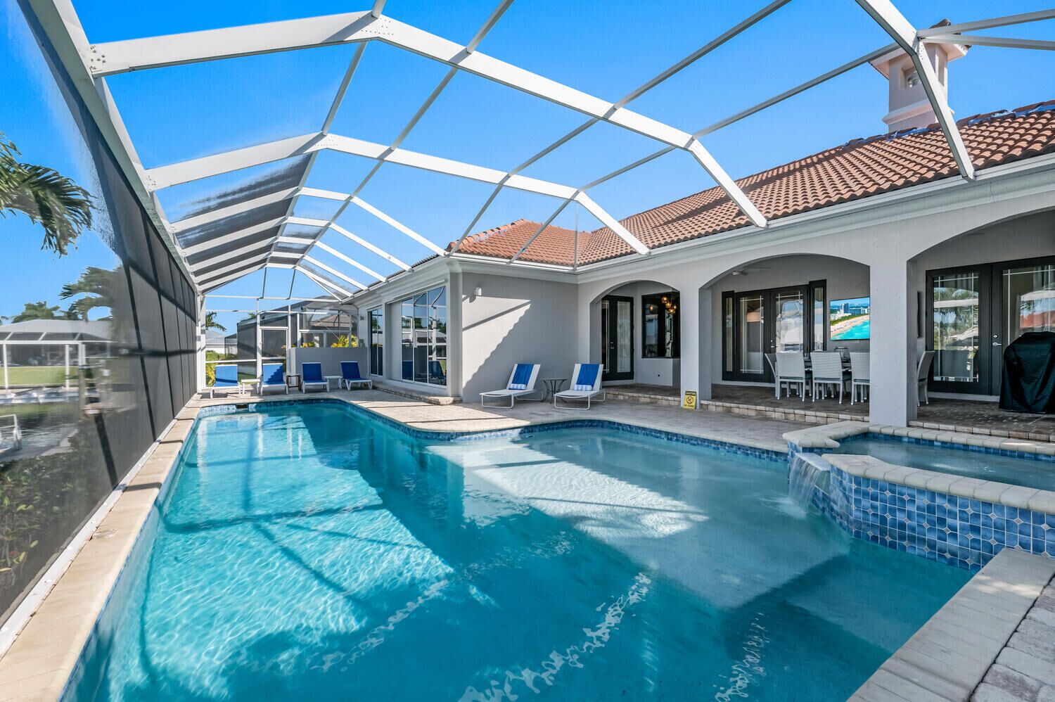 Luxurious 5 bedroom 3 bath home on canal-45 min to ocean by boat or car!