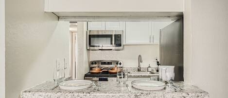 冷蔵庫、電子レンジ、オーブン、コンロ