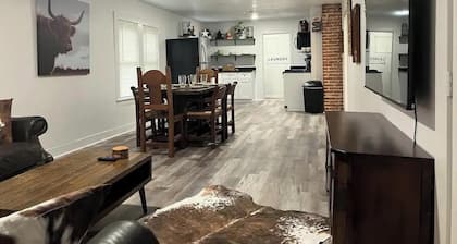 Cowtown Cottage: Steps to Stockyards - Near 2026 Cup