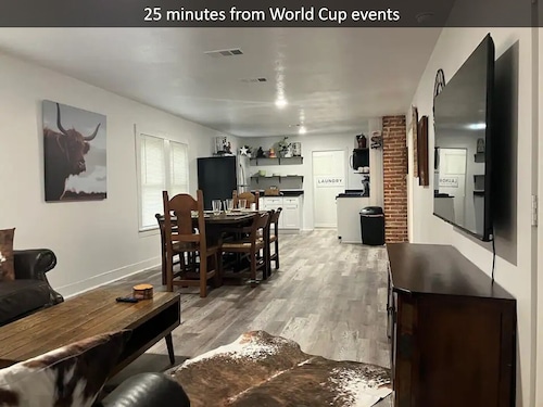 Cowtown Cottage: Steps to Stockyards