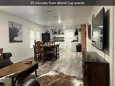 Cowtown Cottage: Steps to Stockyards