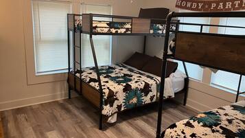 2 quartos, ferros/tábuas de passar roupa, Wi-Fi de cortesia