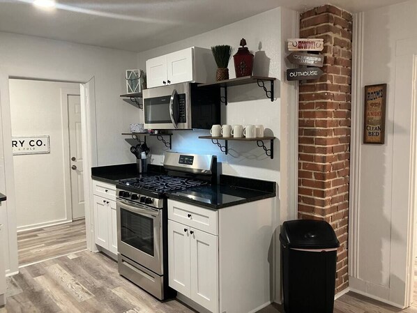 Fridge, microwave, oven, stovetop - Cowtown Cottage - Stockyards (Fort Worth)