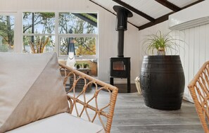 TV, fireplace - Awesome home in Oksbøl with WiFi (Oksbøl)