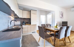 Fridge, oven, stovetop, dishwasher