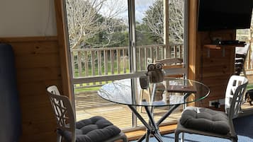 Comfort-Studiosuite, 1 Queen-Bett, Nichtraucher, Gartenblick | 1 Schlafzimmer, kostenloses WLAN, Bettwäsche