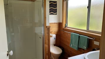 Comfort Studio Suite, 1 Queen Bed, Non Smoking, Garden View | Bathroom | Shower, rainfall showerhead, hair dryer, towels