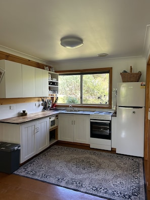 Cabana conforto, 2 quartos, para não fumantes | Cozinha privada | Geladeira grande, micro-ondas, fogão, cooktop