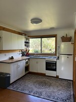 Refrigerador con freezer, microondas, horno, placa de cocina