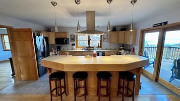 Een koelkast, een magnetron, een oven, een vaatwasser