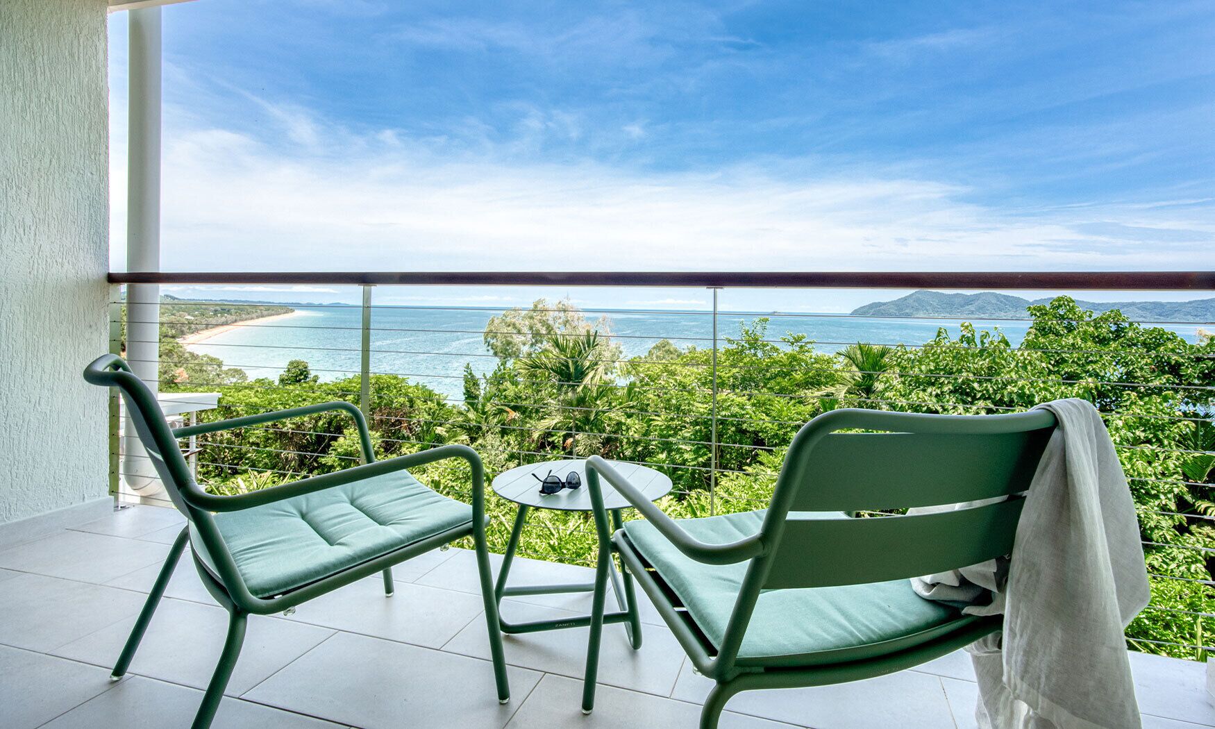 Habitación, 1 cama de matrimonio grande, vistas al mar | Colchones Tempur-Pedic, minibar, escritorio