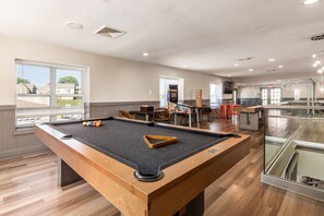 Games room - Single Bedroom condo just 10 minutes from Downtown Columbus (Columbus)