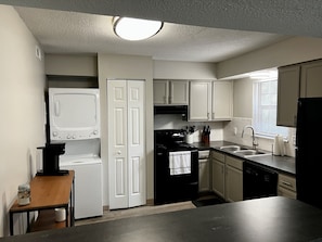 Private kitchen - Single Bedroom condo just 10 minutes from Downtown Columbus (Columbus)