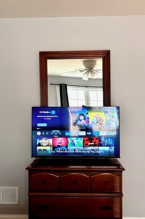 Interior - Peaceful family & pet-friendly country 3-bedroom house. Fire pit and views! (Harding)