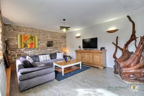 TV, fireplace
