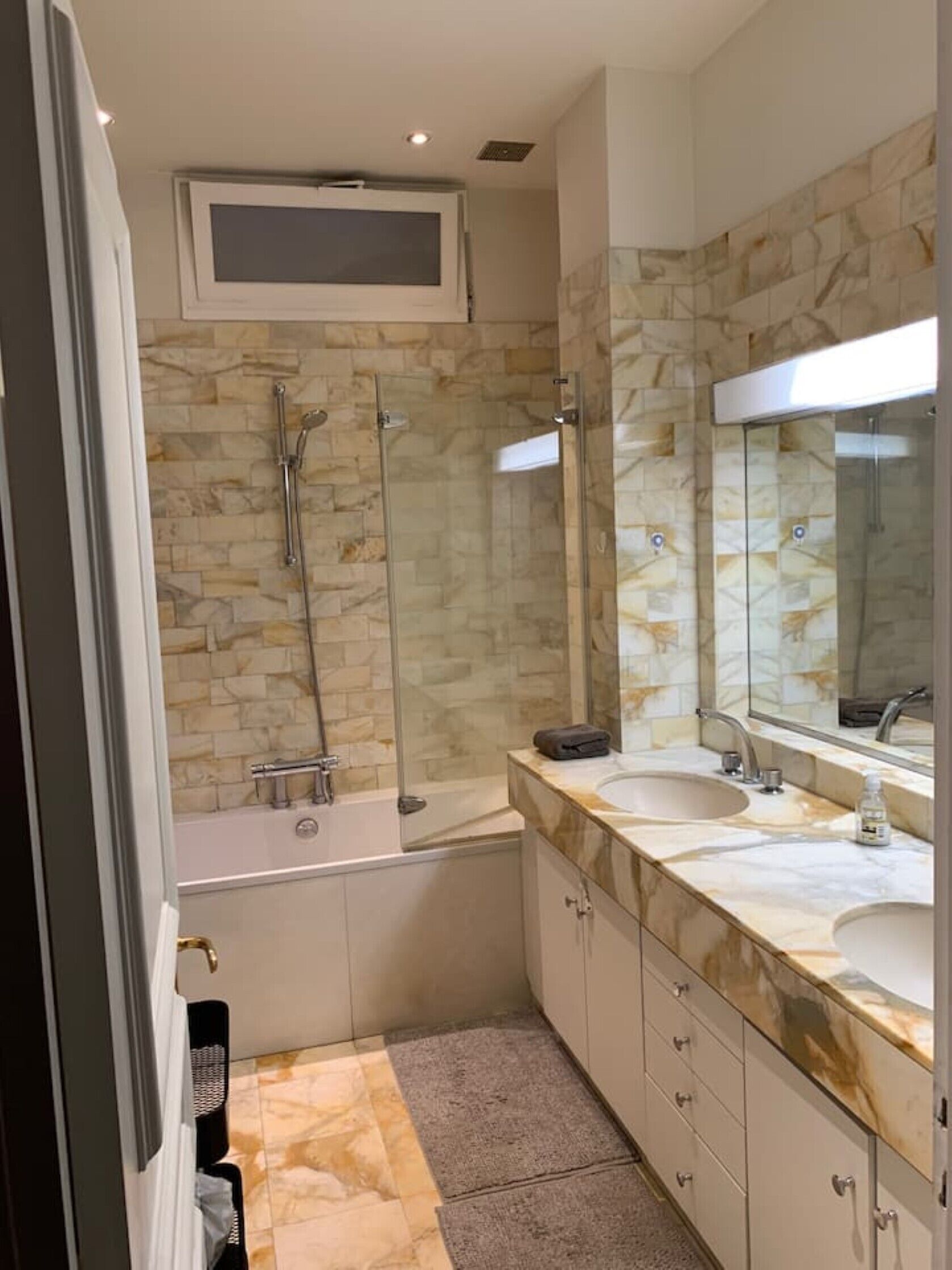 Shower Room with 2 hand sinks, dryer and a washing machine.. Bath Tub..