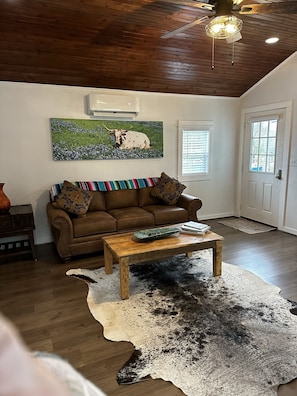 Smart TV - Casa Azul - Cozy cabin centrally located downtown Bandera (Bandera)