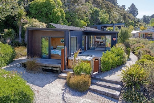 Bach 7 by the Sea - Spa Pool & Stunning Views in Marahau