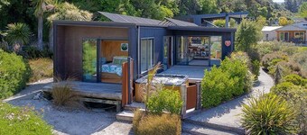 Bach 7 by the Sea - Spa Pool & Stunning Views in Marahau