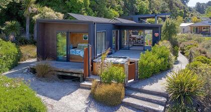 Bach 7 by the Sea - Spa Pool & Stunning Views in Marahau