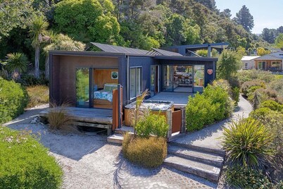 Bach 7 by the Sea - Spa Pool & Stunning Views in Marahau
