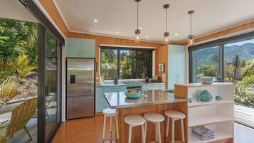 Een koelkast, een magnetron, een oven, een kookplaat