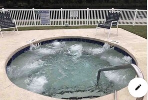 Outdoor spa tub - Lovely 1bd/1POC 1ba Condo in Preferred Gated Cmnty
 (Myrtle Beach)