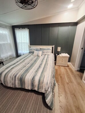 3 bedrooms, in-room safe, desk, iron/ironing board - Remodeled home w/ firepit, large yard & amenities of home.  Quiet and cozy!   (Whiteville)