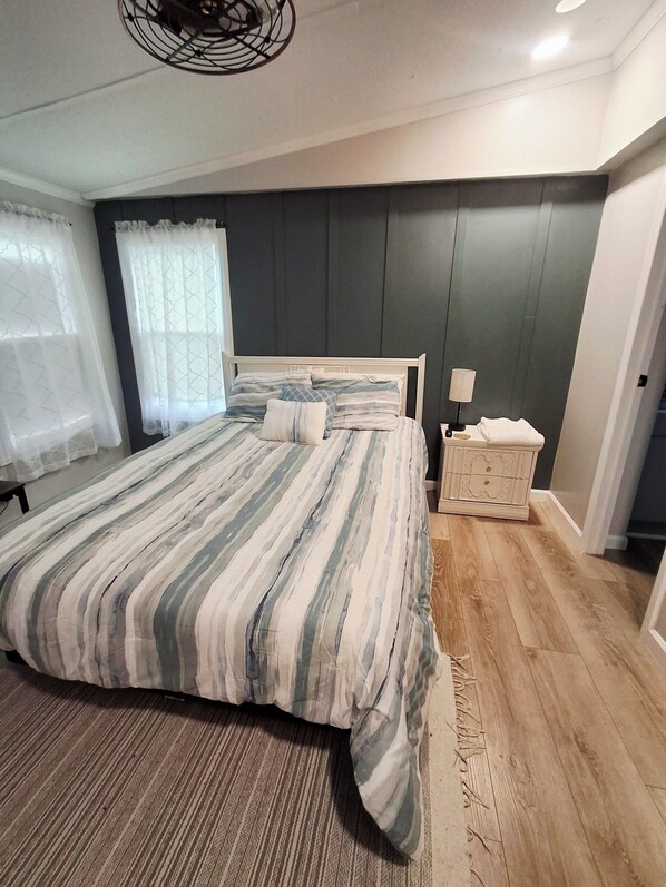 3 chambres, coffres-forts dans les chambres, bureau