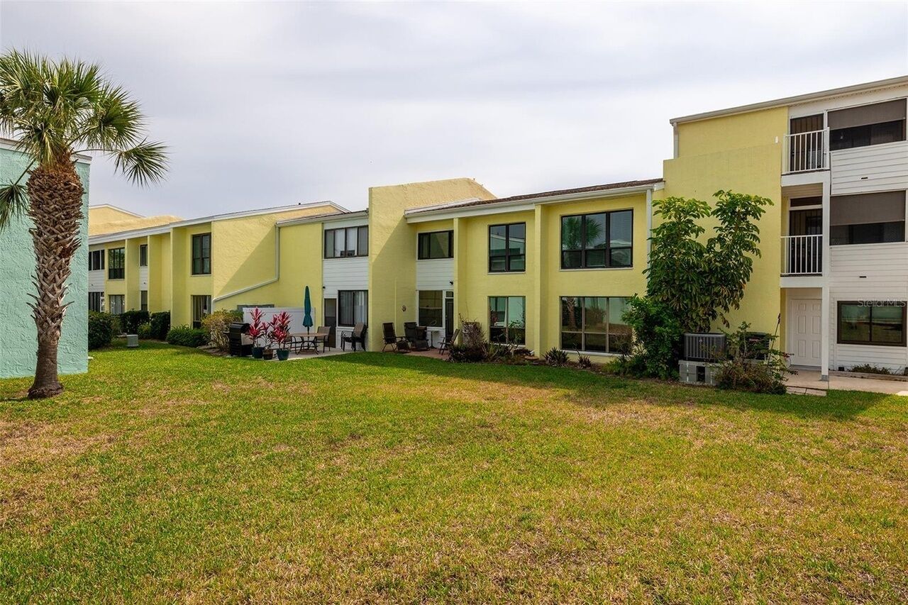Serene Condo 10 min walk to the beautiful sunsets of Indian Rocks Beach