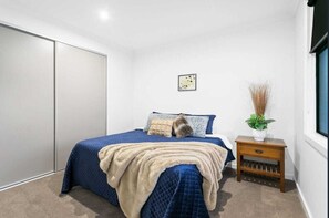 4 bedrooms, iron/ironing board, WiFi, bed sheets