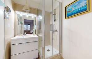 Shower, hair dryer - 1 bedroom stunning apartment in Royan (Royan)