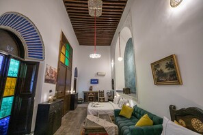 أغطية فراش متميزة وتجهيزات عازلة للصوت وواي فاي مجانًا وملاءات أسرّة