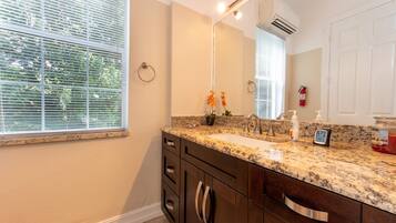 Suíte estúdio luxo | Banheiro | Chuveiro, secador de cabelo, toalhas de banho